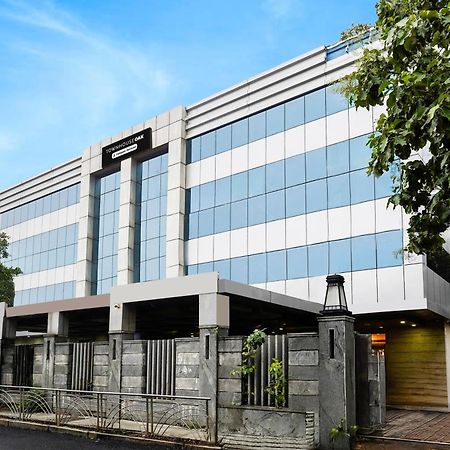 Super Townhouse Oak Alandur Near Chennai Airport Formerly Vijay Park Bagian luar foto