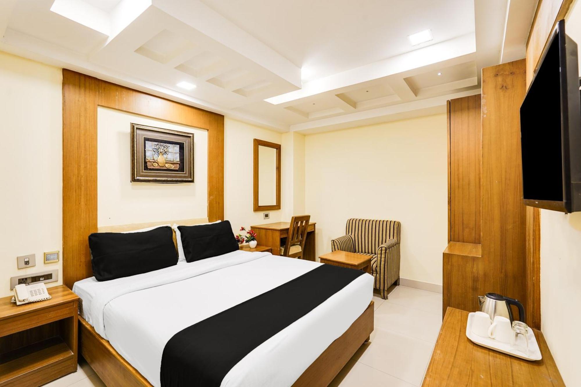 Super Townhouse Oak Alandur Near Chennai Airport Formerly Vijay Park Bagian luar foto