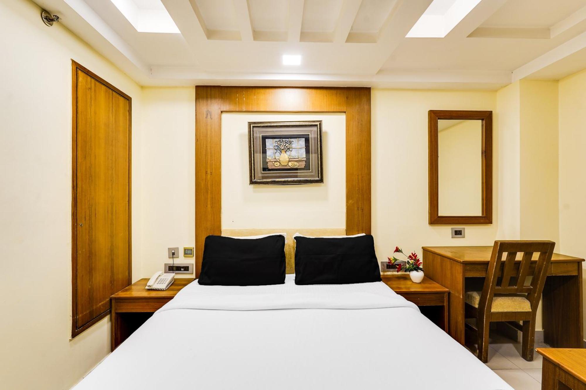 Super Townhouse Oak Alandur Near Chennai Airport Formerly Vijay Park Bagian luar foto