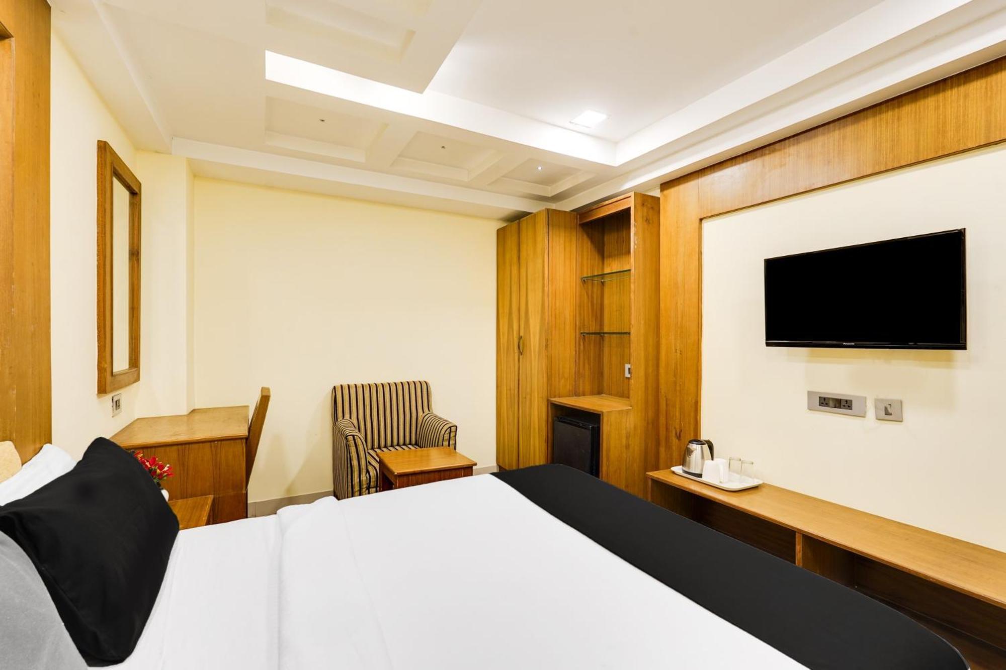 Super Townhouse Oak Alandur Near Chennai Airport Formerly Vijay Park Bagian luar foto