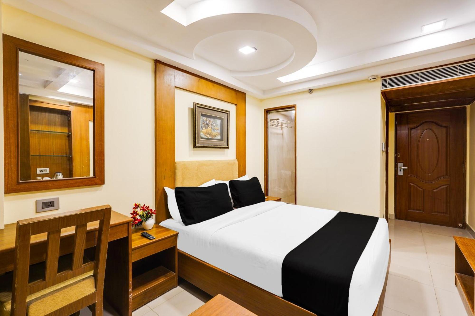 Super Townhouse Oak Alandur Near Chennai Airport Formerly Vijay Park Bagian luar foto